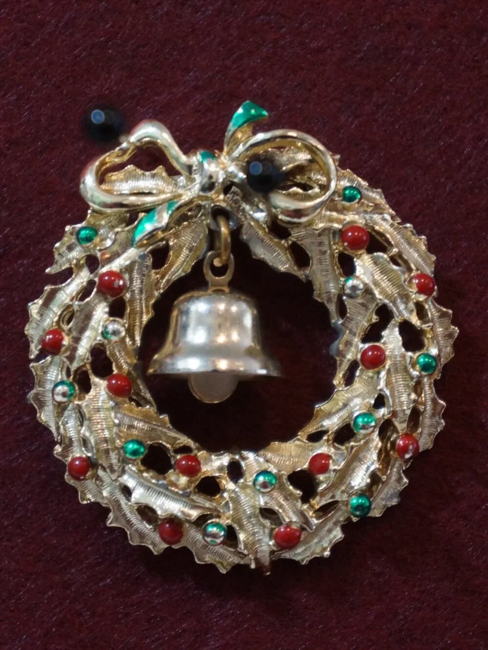 VTG Gold Christmas Wreath Brooch Pin with Bell
